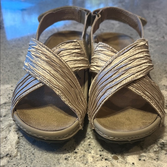Baretraps NWOB BareTraps Textured Gold Metallic Sandals Size 6 - Picture 3 of 8